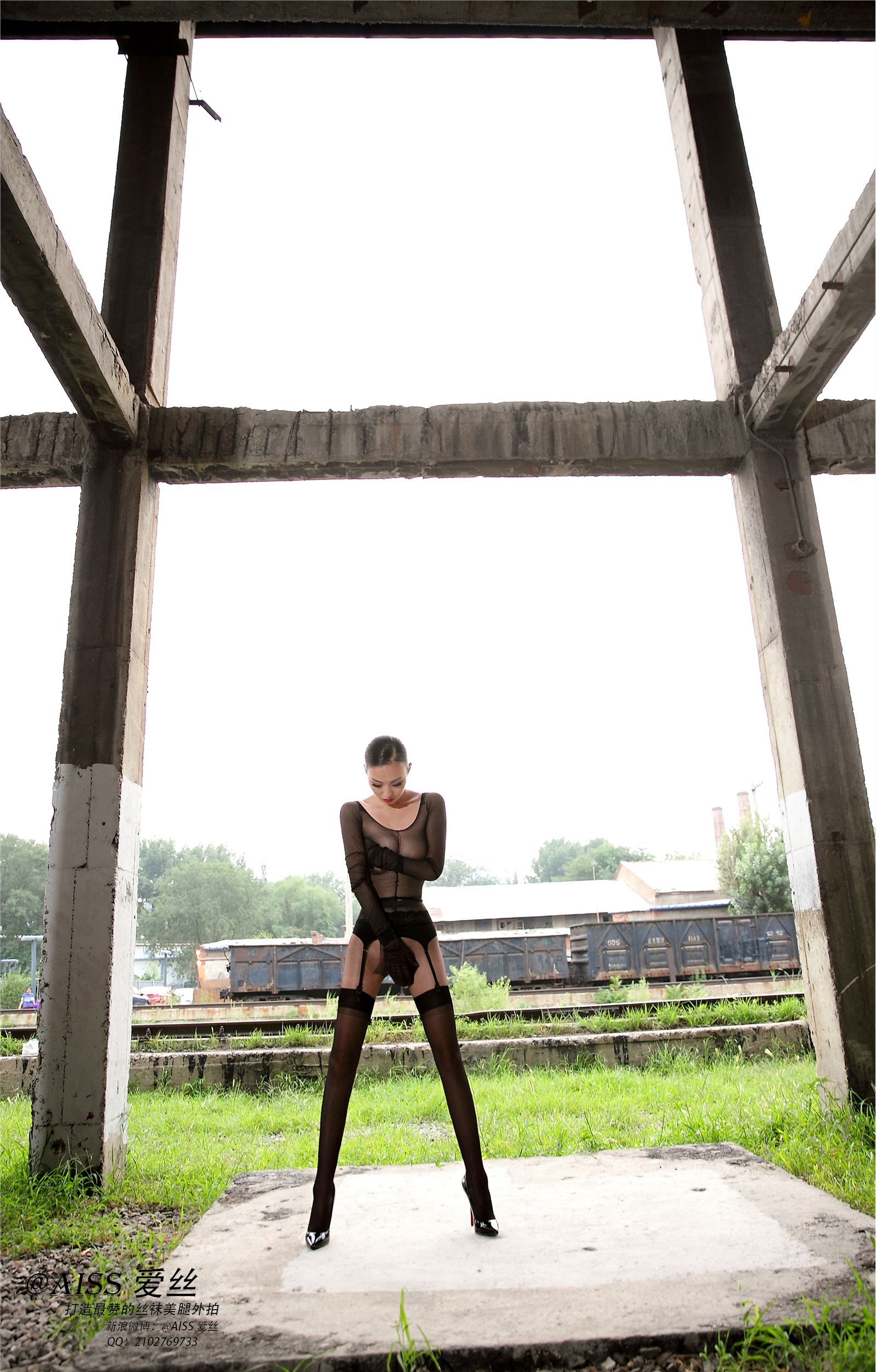 [AISS爱丝] 丝袜美腿外拍 高清原版预览图 - The Black Queen